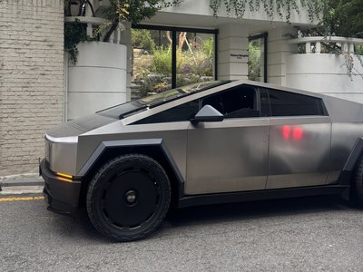 2025 Tesla CYBERTRUCK — фото 10