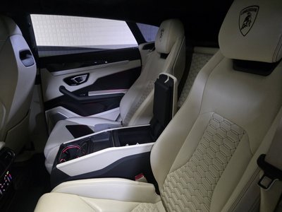 LAMBORGHINI URUS - 8