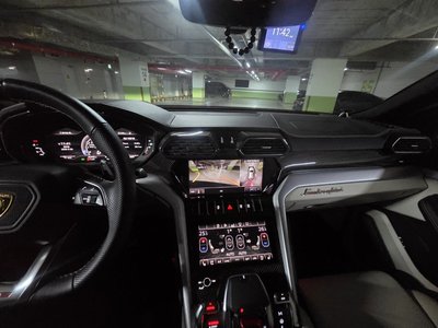 LAMBORGHINI URUS - 4