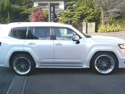 TOYOTA LAND CRUISER 300 - 8