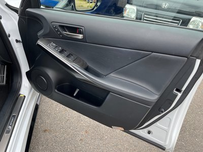2020 Lexus IS thumbnail 39