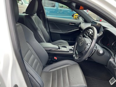 2020 Lexus IS thumbnail 38