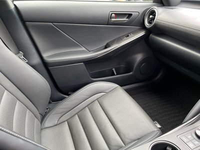 2020 Lexus IS thumbnail 34