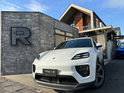 PORSCHE MACAN - 1
