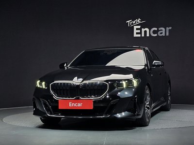 2025 BMW 5 SERIES — фото 2