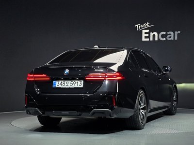 2025 BMW 5 SERIES — фото 3