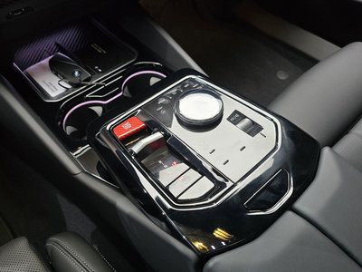 2025 BMW 5 SERIES — фото 9
