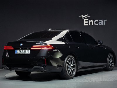 2025 BMW 5 SERIES — фото 4