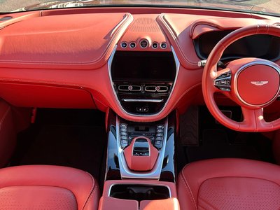 ASTON MARTIN DBX - 6