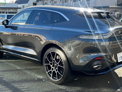 ASTON MARTIN DBX - 5