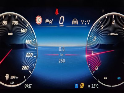 MERCEDES-BENZ GLB - 8