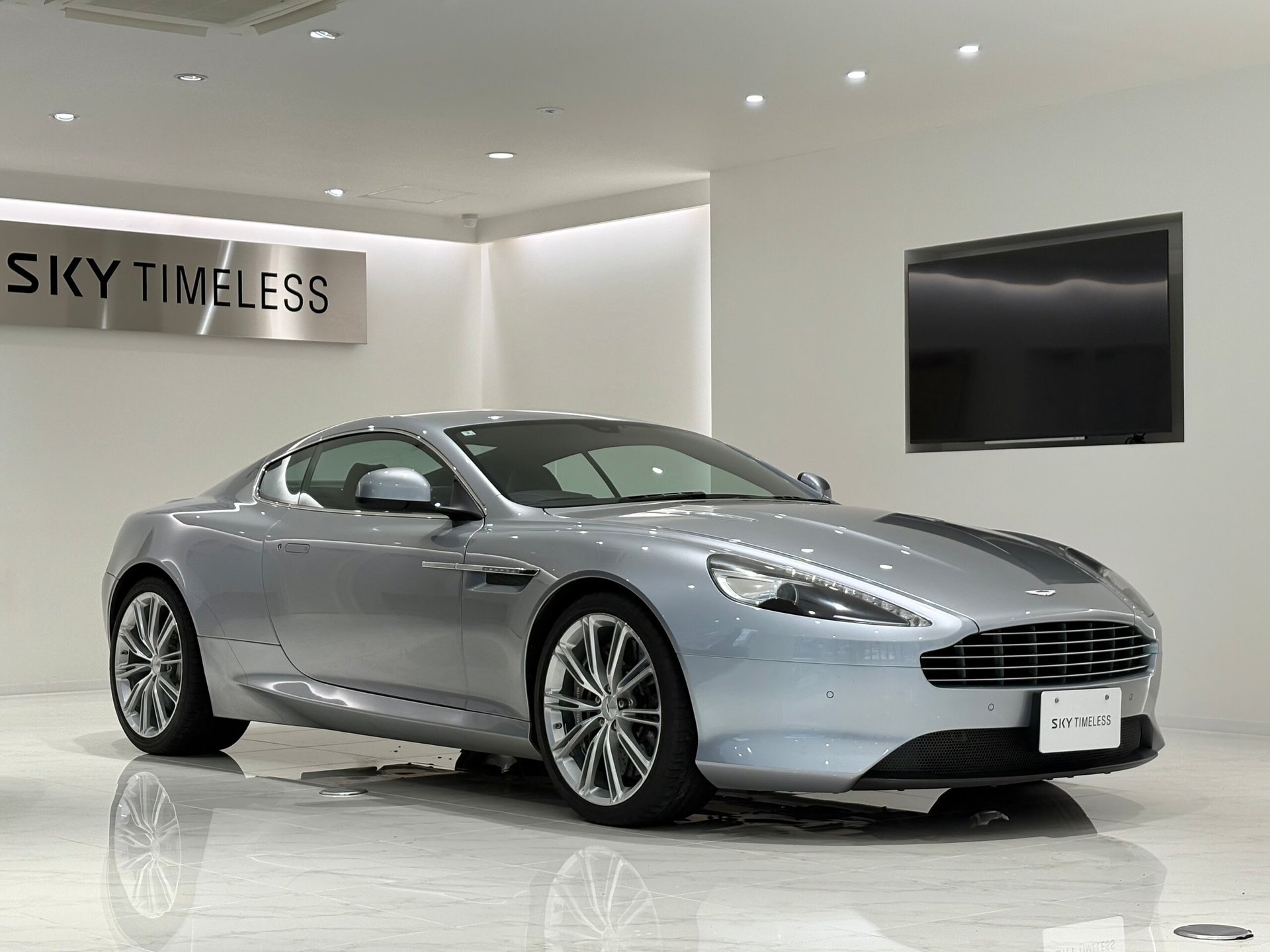 ASTON MARTIN DB9 - View 1
