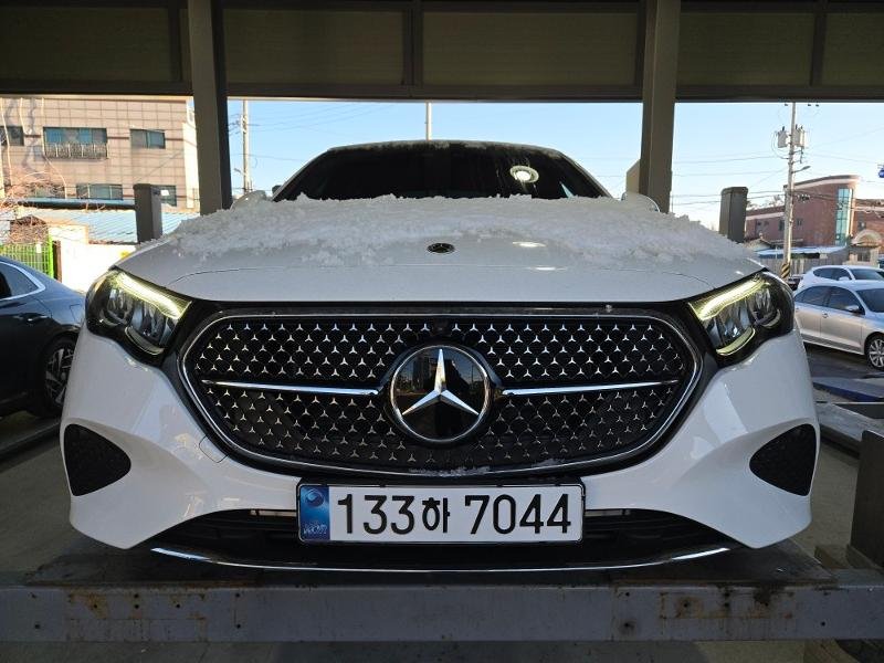 MERCEDES-BENZ E-CLASS - View 1