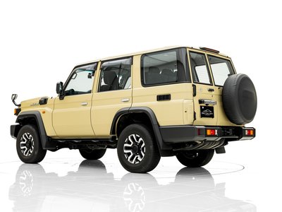 TOYOTA LAND CRUISER 70 - 6
