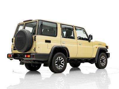 TOYOTA LAND CRUISER 70 - 8