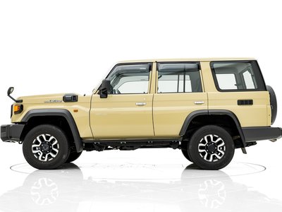 TOYOTA LAND CRUISER 70 - 5