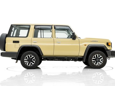 TOYOTA LAND CRUISER 70 - 9