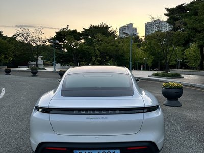 2021 Porsche TAYCAN 照片 3