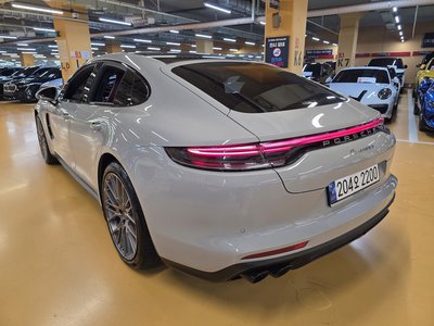 2023 Porsche PANAMERA photo 4