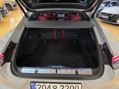 2023 Porsche PANAMERA photo 6