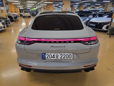 2023 Porsche PANAMERA photo 2