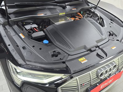 AUDI E-TRON - 7