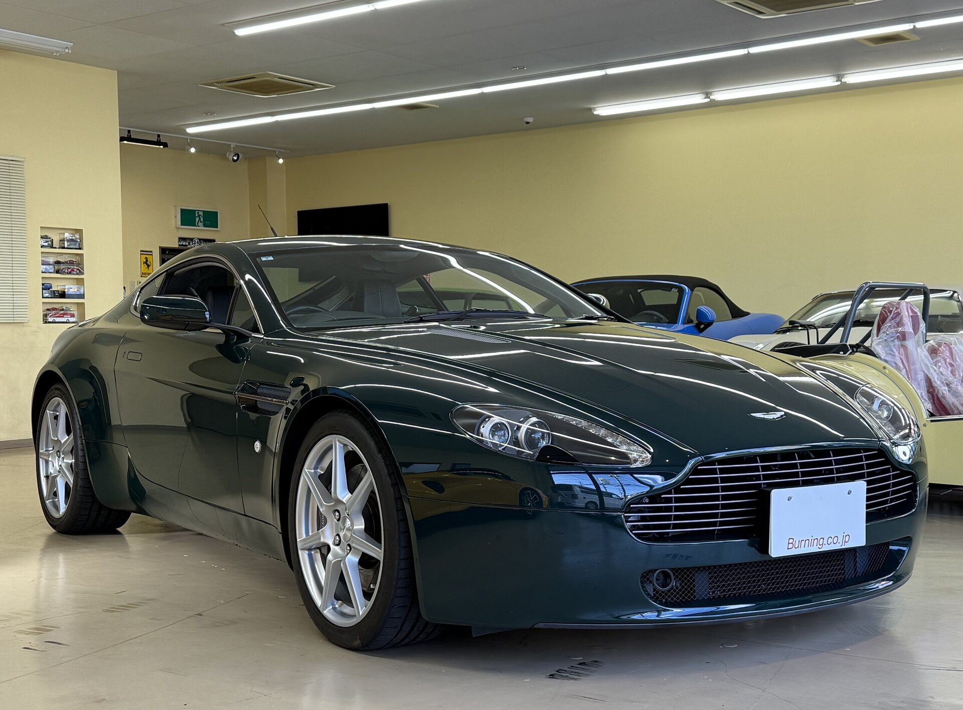ASTON MARTIN V8 - View 1