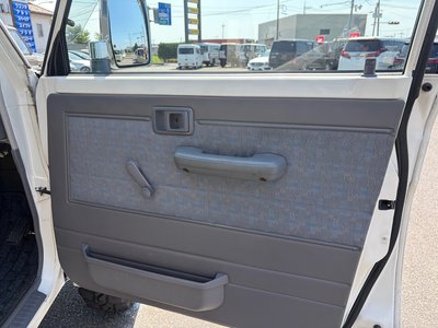 2004 Toyota LAND CRUISER 70 — миниатюра 25
