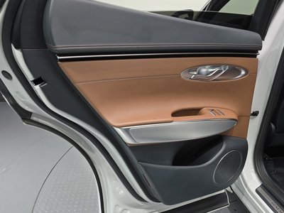 2022 Genesis GV70 — миниатюра 15