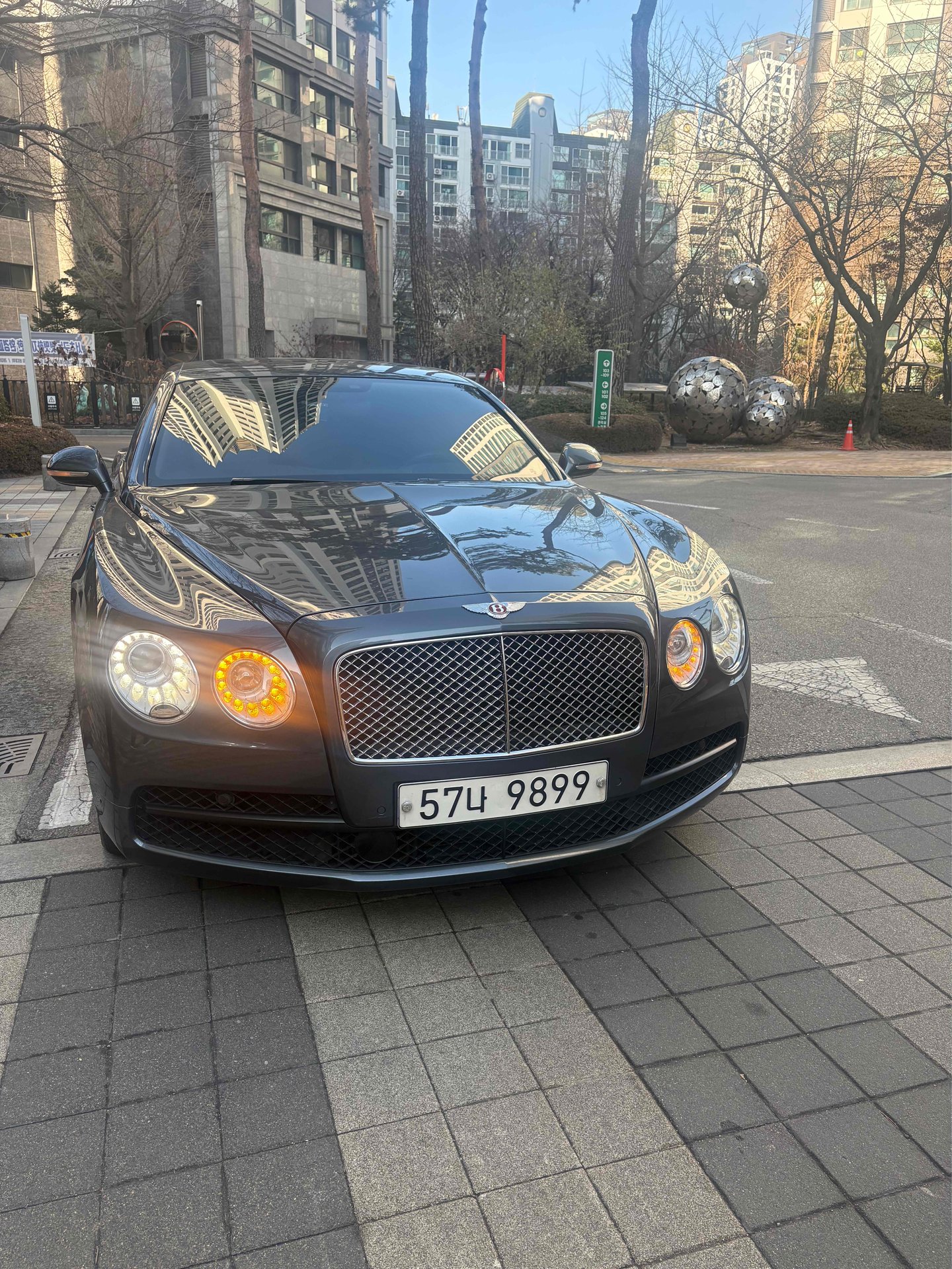 BENTLEY FLYING SPUR - View 1