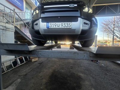 LAND ROVER DEFENDER - 1
