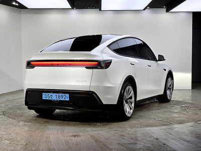 TESLA MODEL Y - 3