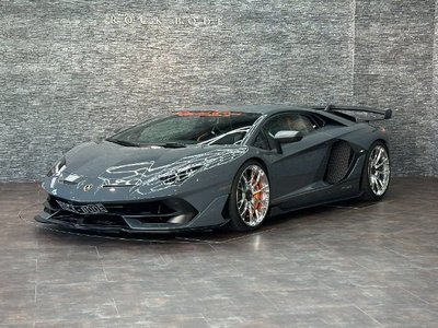 LAMBORGHINI AVENTADOR - 1