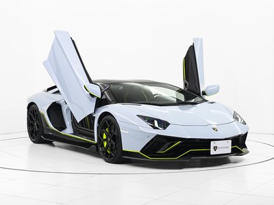 LAMBORGHINI AVENTADOR