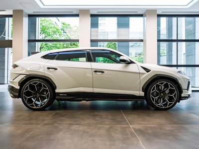 LAMBORGHINI URUS - 8