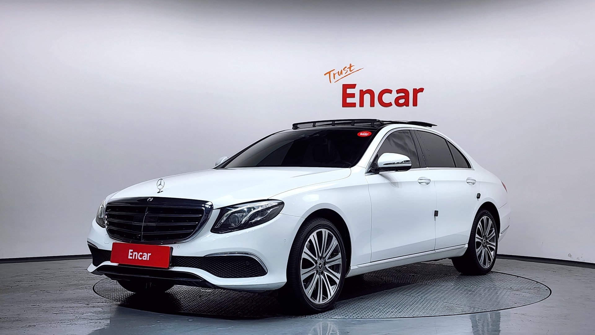 MERCEDES-BENZ E-CLASS - View 1