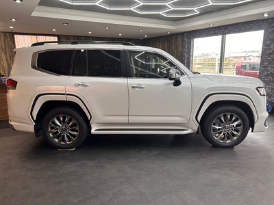 TOYOTA LAND CRUISER 300 - 7