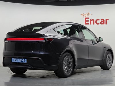 TESLA MODEL Y - 3
