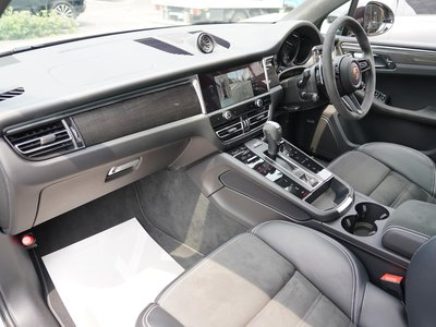 2023 Porsche MACAN thumbnail 18