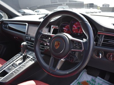 PORSCHE MACAN - 9