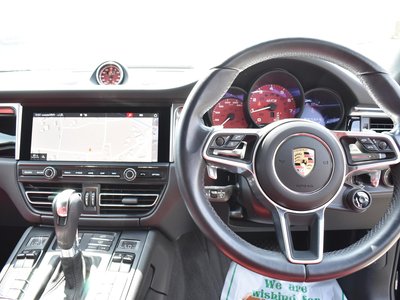 PORSCHE MACAN - 10