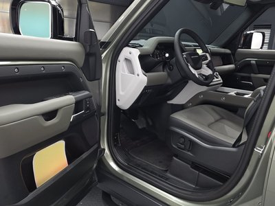 LAND ROVER DEFENDER - 10