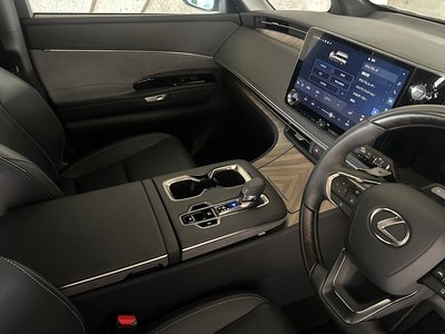 2026 LEXUS LM — фото 7