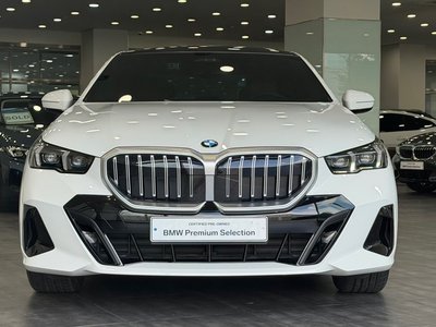 2025 BMW 5 SERIES 照片 2