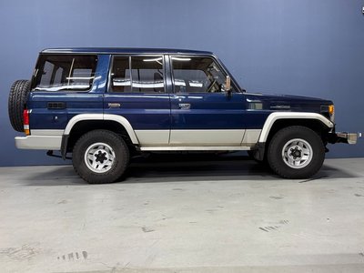 TOYOTA LAND CRUISER 70 - 5