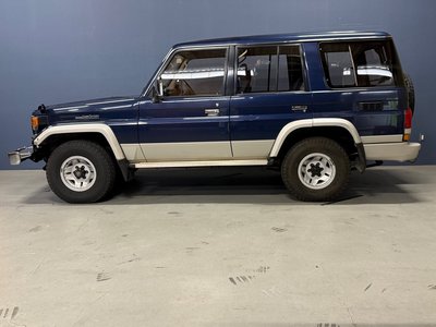 TOYOTA LAND CRUISER 70 - 6