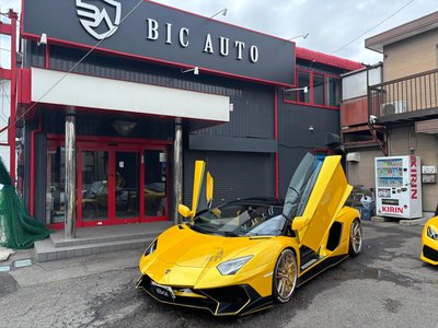 LAMBORGHINI AVENTADOR - 1