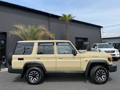 TOYOTA LAND CRUISER 70 - 5