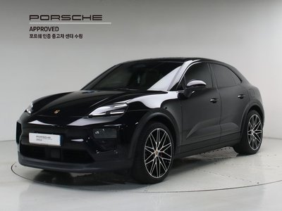 2025 Porsche MACAN photo 1
