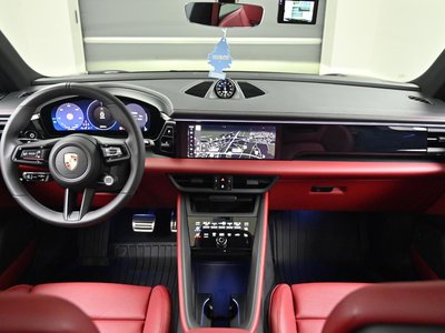 2025 Porsche MACAN photo 5